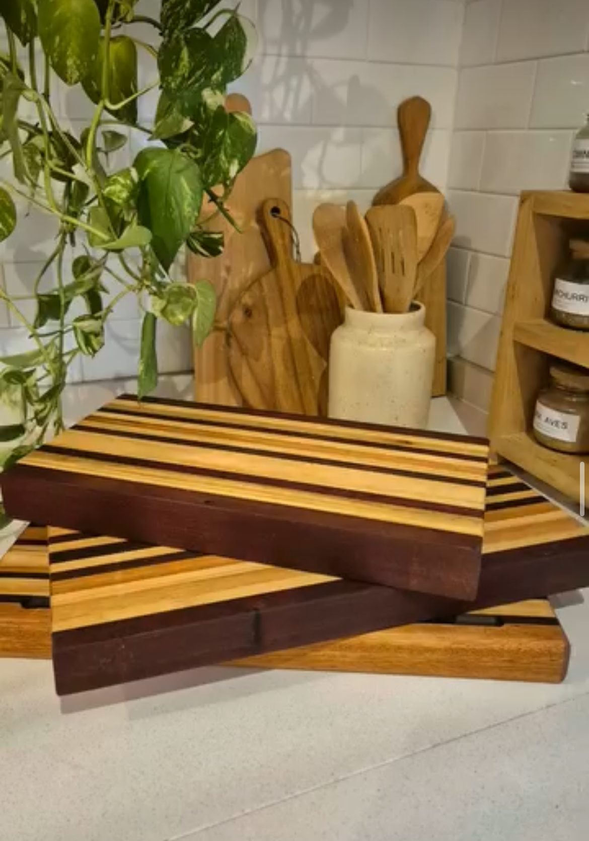 Tablas de madera de rayas en una cocina