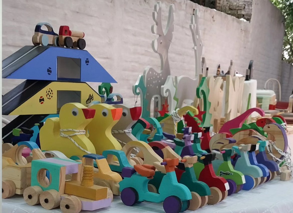 Juguetes de madera del taller en un puesto de feria